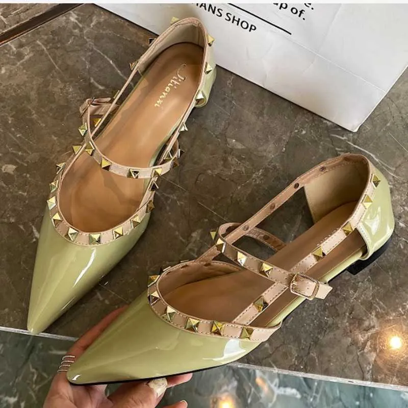 Chaussures habillées Femme Rivets Sangle Appartements Chaussures Simples Pour Robe Brillant Cuir Verni Couverture Talons Slip-Ons Vert Rouge Blanc Large Raccord 45 Rétro L230721