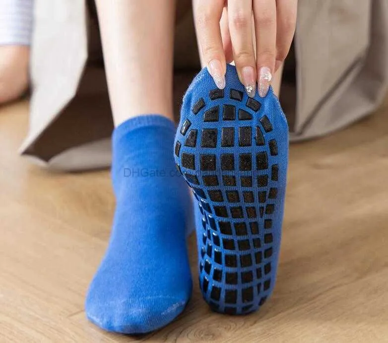 Anti-slip inomhus grepp strumpor vuxna barn hemgolvstrumpa med gummi silikon ensam nonslip skid gym fitness sport sox nöjen park hoppande strumpor grossist