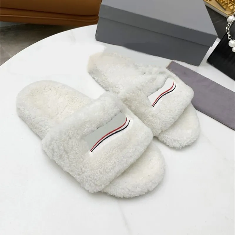 Damskor Womens Designer Luxury Slippers Autumn Tisters Winter Wool Slides Fluffy Furry Warm Letters Sandaler Bekväma fuzzy toffeldesigner Stövlar