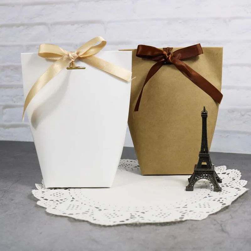 Emballage cadeau 50pcs blanc kraft noir sac en papier bronzant français "Merci" merci boîte-cadeau paquet faveur de fête de mariage sacs de bonbons avec ruban 230720