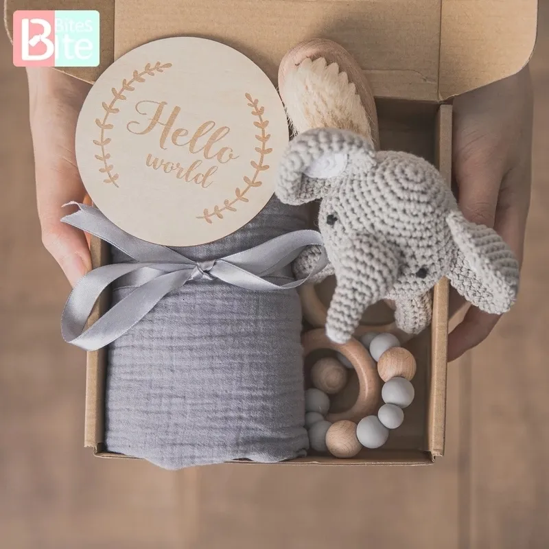 Gift Sets Baby Handdoek geboren Bad Speelgoed Set Geschenken Doos Dubbelzijdig Katoenen Deken Houten Rammelaar Armband Gehaakt Speelgoed Product 230720