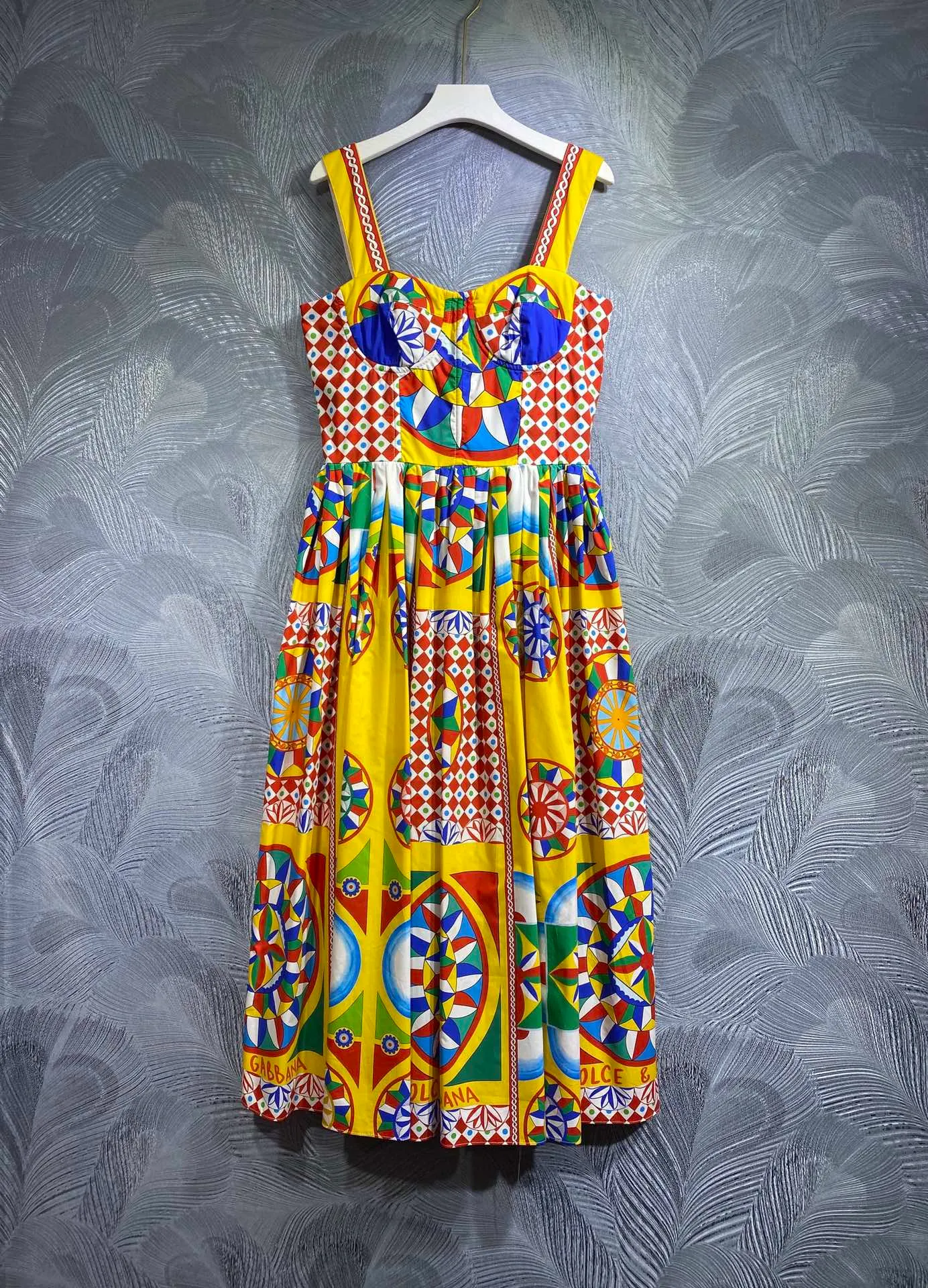 مصمم الأزياء Midi Dresses مصمم أزياء الصيف الجديد 2024 طراز العطلة طباعة فساتين تنحنح صفراء مطوية للنساء