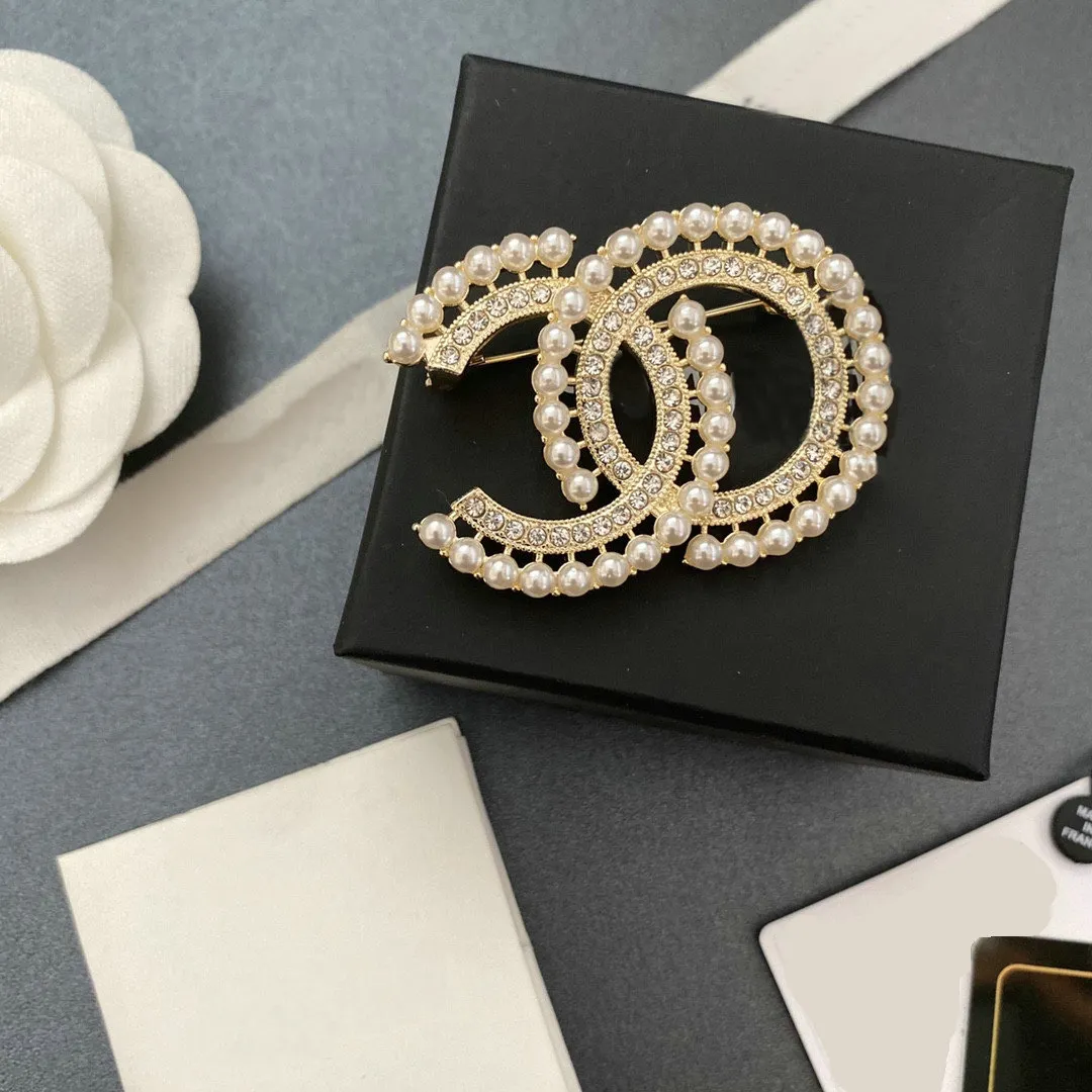 Broche de diseñador de 20 estilos, alfileres con letras C, broches de diamantes y perlas, joyería para mujer, regalos elegantes para fiesta de boda