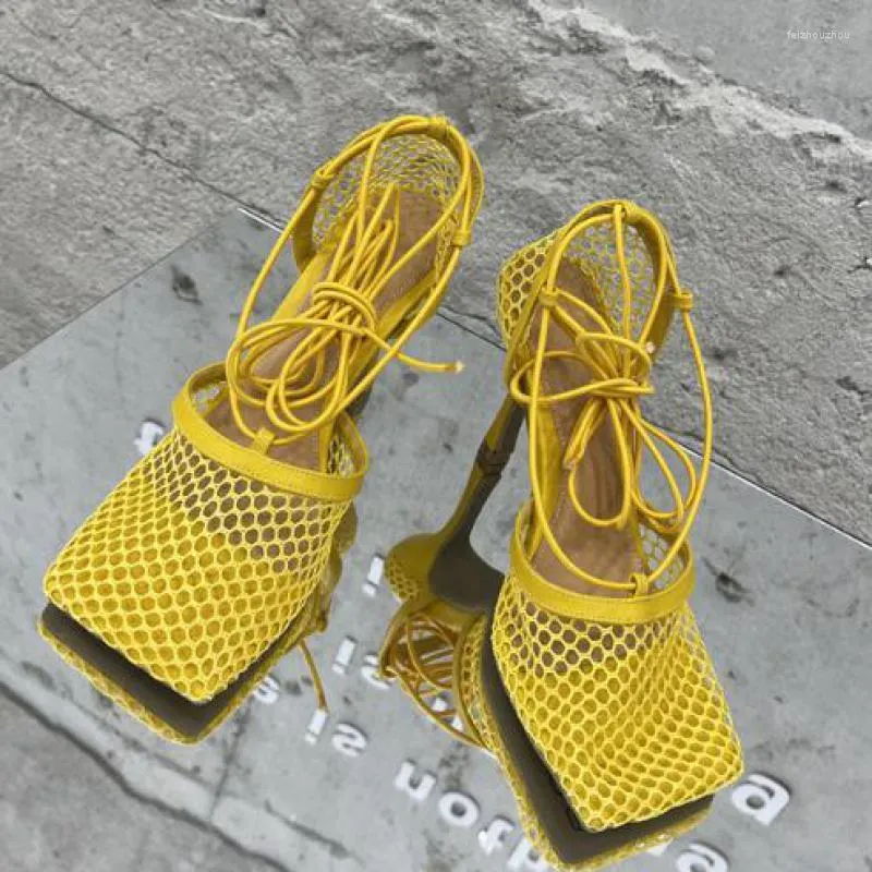 Sandálias 2023 Sexy Yellow Mesh Pumps Feminino Dedo do Pé Quadrado Salto Alto com Cadarço Cruz Amarrado Stiletto Sapatos Ocos Ytmtloy