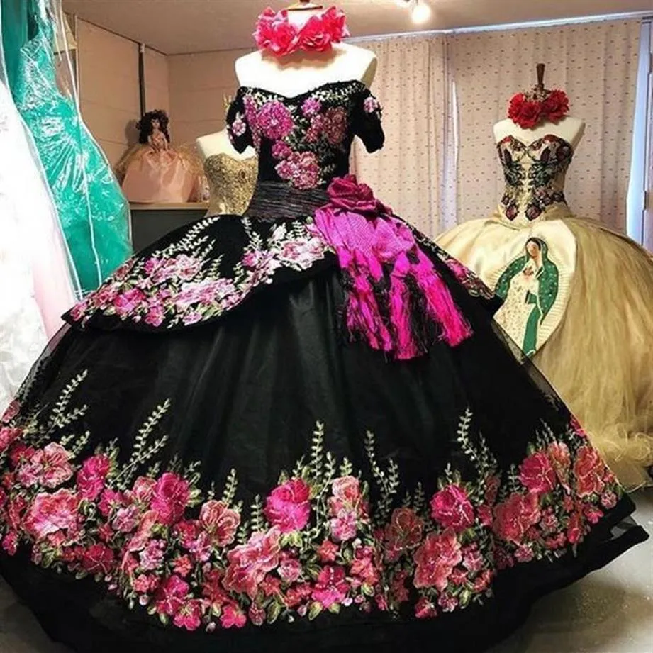 Vintage Black 3D bloemenbloemen 2022 Quinceanera Prom Formal Dress Off Schouder Charro Ball Jurk Mexicaanse plus size vestidos 15 ANO290L