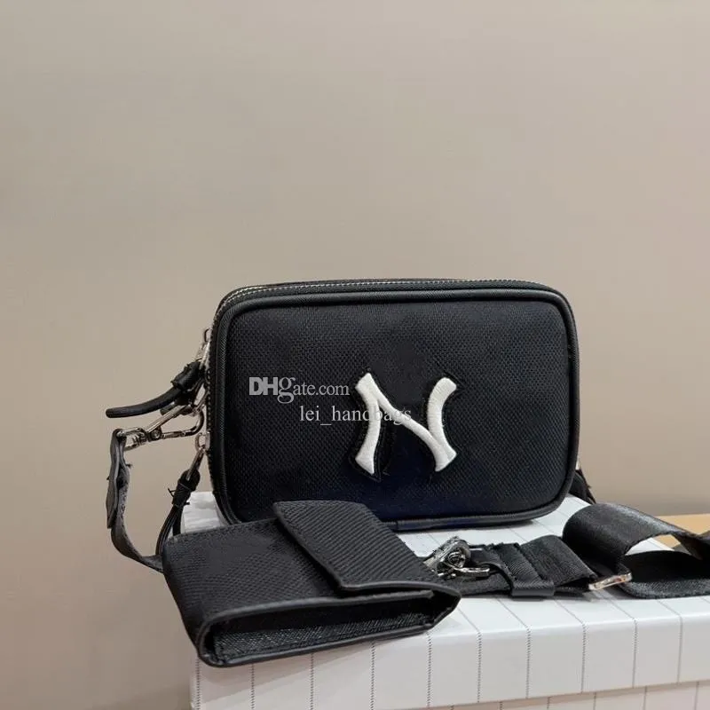 Yeni Tasarımcı Çanta Kadın Omuz Çantası Moda Crossbody Bag Tuval Lüks Kamera Çantası Gelişmiş Alfabe Küçük Kare Çanta Mini Çanta Günlük Çanta Geniş Kayış Çantası