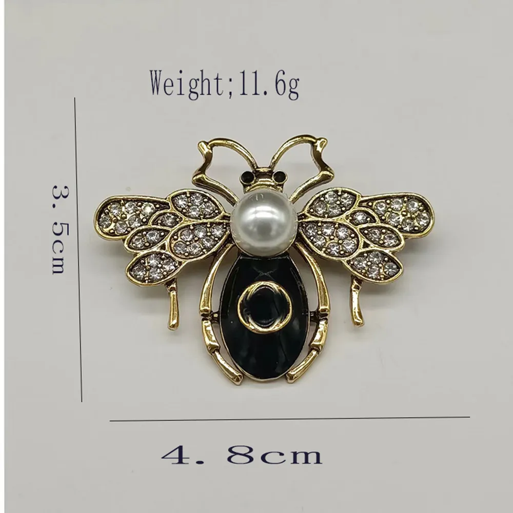 Berömda designguldbi bokstäver Luxurys Desinger Brosch Women Rhinestone Pearl Letter Brosches Suit Pin Fashion Jewelry Clothing DE264C