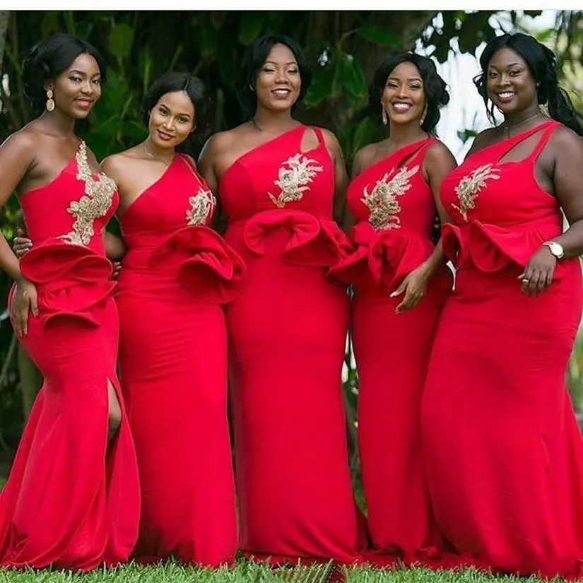 Rode Een Schouder Zeemeermin Afrikaanse Bruidsmeisjesjurken 2019 Ruches Taille Appliques Kralen Gouden Bruidsmeisjes Jurk Plus Size Bruiloft Gu294o