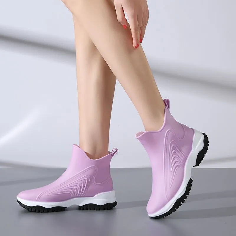 Bottes de pluie 2023 printemps mode chaussure d'eau de luxe pour femmes chaussures de pluie en caoutchouc courtes dames imperméable cheville botte de pluie 230721