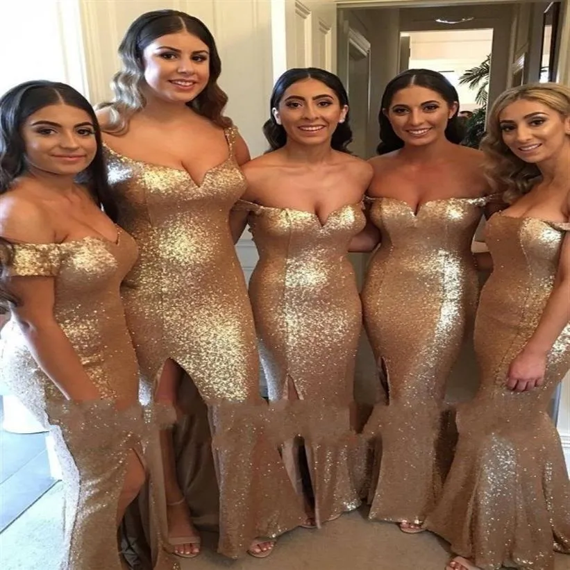 2019 Billiga Sparkly Mermaid Side Split Gold Sequined Bridesmaid Dresses Off Axel Sequins Long Wedding Guest Dress Maid of Honor245i