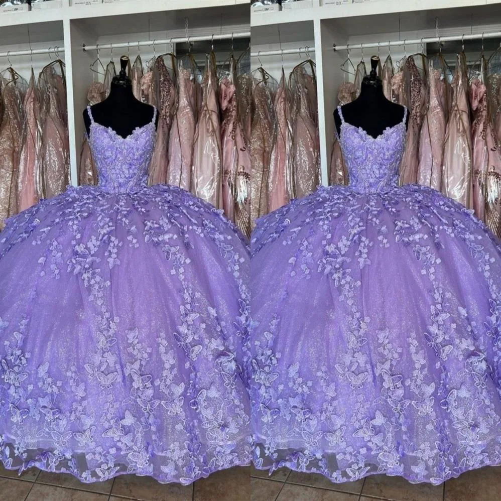 2023 فساتين Quinceanera الأرجواني الفراشة الزهور الزهور الدانتيل الدانتيل سباغيتي V- رقص الكرة