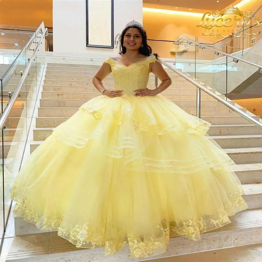 Ljusgul tiered tyll långa quinceanera klänningar från axelpärlor applikation vestidos de 15 anos puffy sweet 16 prom bankett we272o