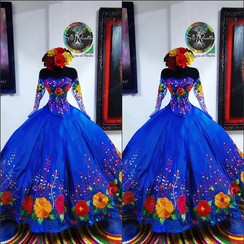 2022 Vintage królewski niebieski meksykański 16 sukienek Charro Flower Imploide Satin Satin Off the ramion Quinceanera Iluzja Long 2609