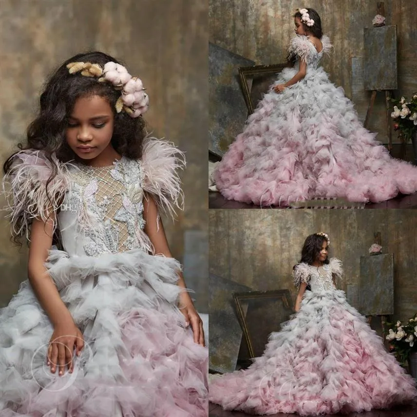 2020 Cute Flower Girl Dresses Jewel Neck Appiqued Beaded Feather Girl Pageant 가운 계단식 프릴 스위프 트레인 맞춤형 Made2434