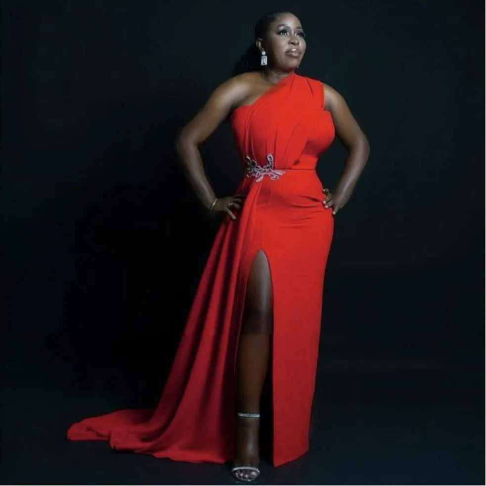 Röd lång sydafrikansk prom brudtärna klänningar en axel sida slits applikationer satin svart kvinnor party klänning plus storlek kväll go193z