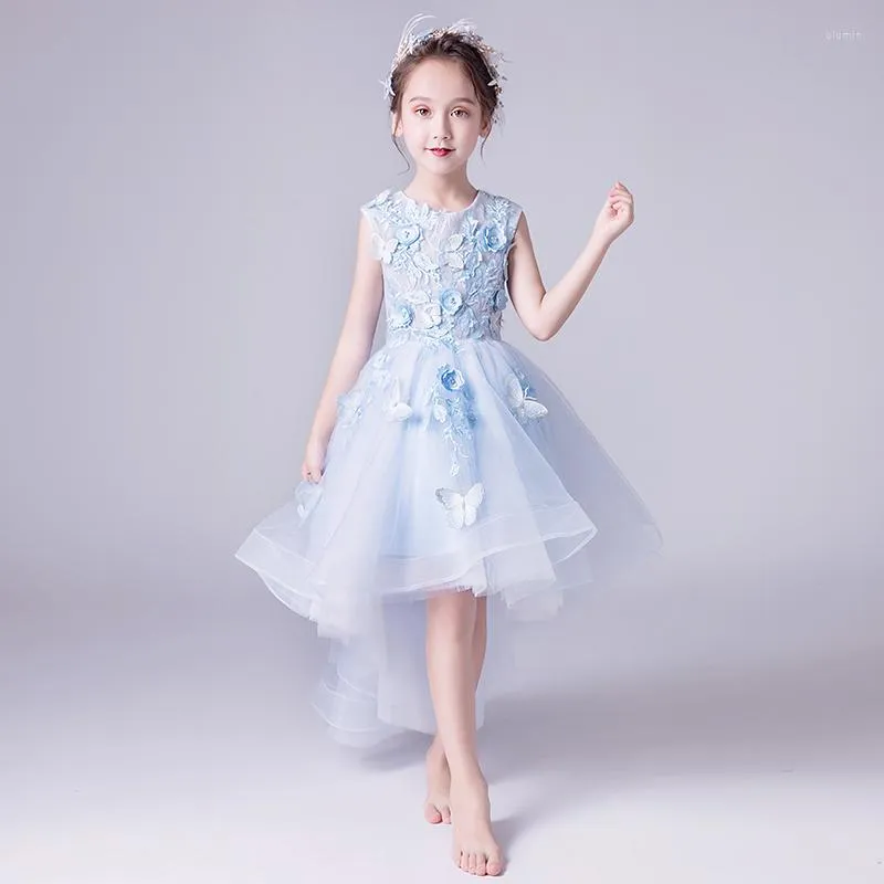 La ragazza veste il fiore di tulle blu per la festa nuziale con perline, il battesimo del bambino, il compleanno, l'abito della prima comunione floreale per bambini