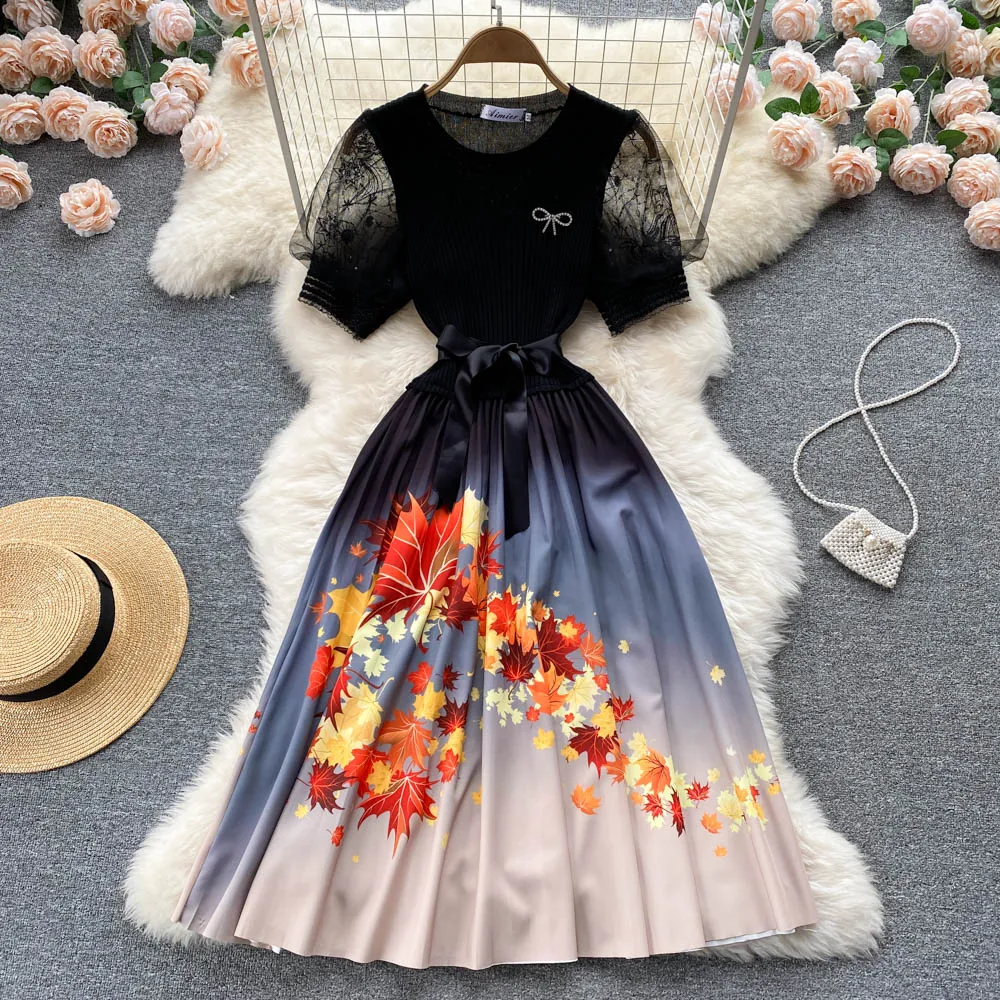 Grundläggande casual klänningar 2023 Summer Runway Elegant blommig tryck stickad midi klänning kvinnor svart kort ärmmask sömmar spetsar upp veckad vestido