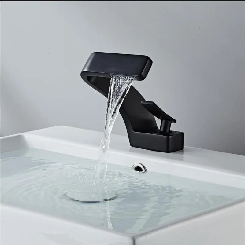 Rubinetto per lavabo Miscelatore per bagno nero moderno Rubinetto per lavabo oro spazzolato / nero / cromato Rubinetto per lavabo caldo e freddo Nuovo