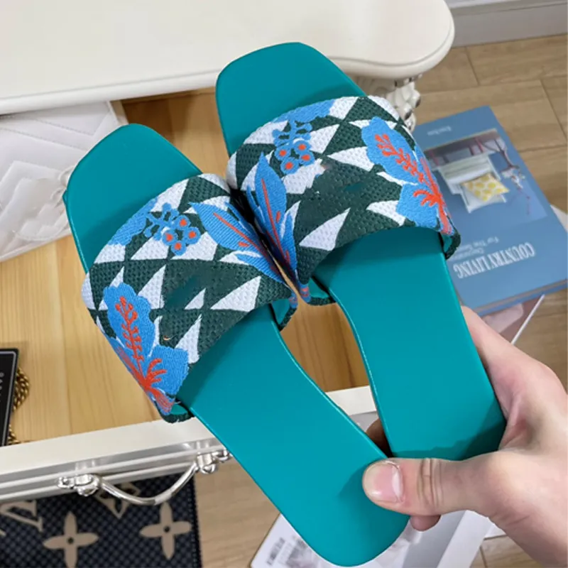 Chinelos de fundo plano triângulo de metal para moda feminina designer de luxo combinando cores bordados sandálias de férias de lazer novo pacote slides de geometria