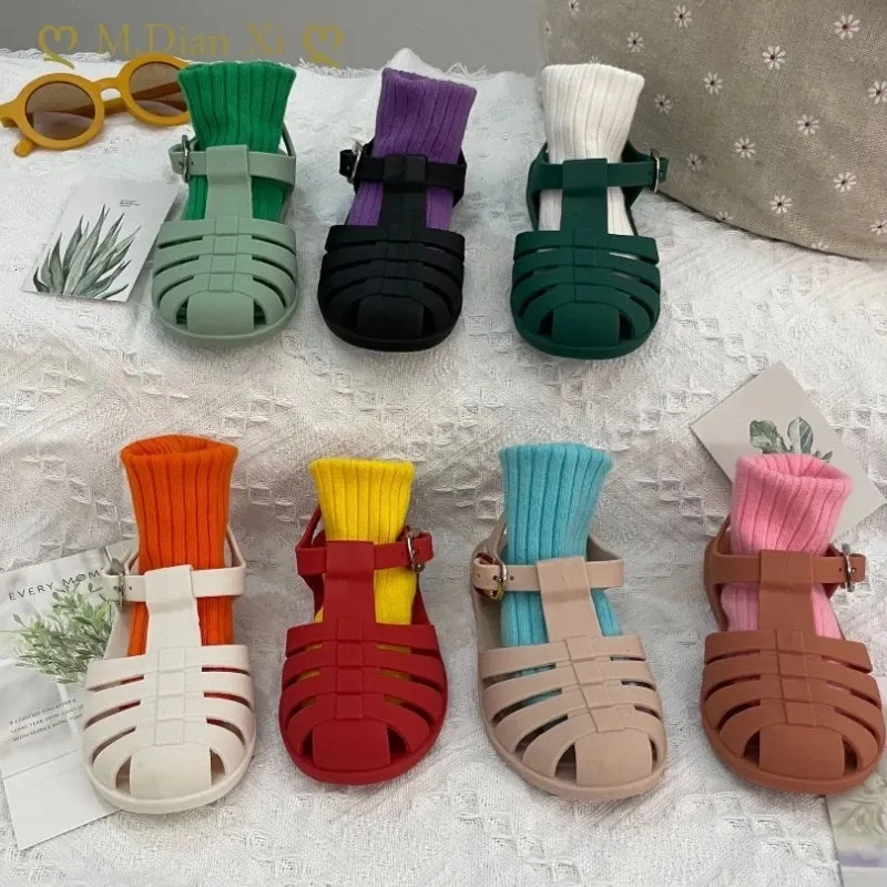 Zapatillas de verano para bebés, sandalias para niños y niñas, niños pequeños, zapatos de princesa huecos, zapatos de playa de gelatina de caramelo, zapatillas romanas para niños 230721