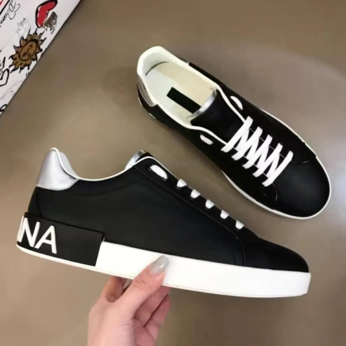 Marque de luxe Casual Chaussures Designer Lettre Hommes Chaussures Haute Qualité Femmes Mode et Confortable En Cuir De Veau Respirant Bas Top Sports De Plein Air Chaussures De Marche