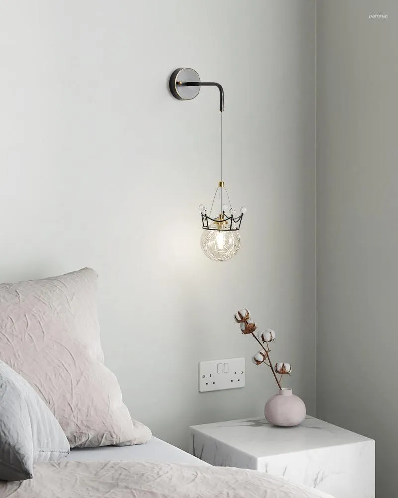 Lampada da parete Crown Light Luxury Piccolo comodino decorativo tutto in rame e paralume in vetro trasparente per camera da letto