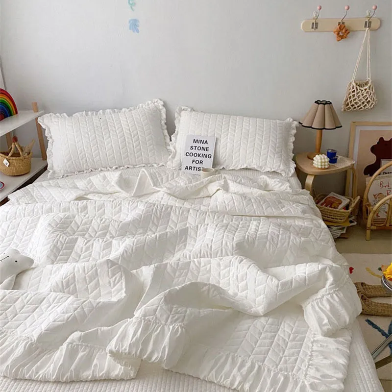 Conjuntos de roupa de cama coreano babados acolchoado cobertor de verão princesa plissado sólido edredom queen macio suave para a pele conjunto de edredom ou colcha simples 230721