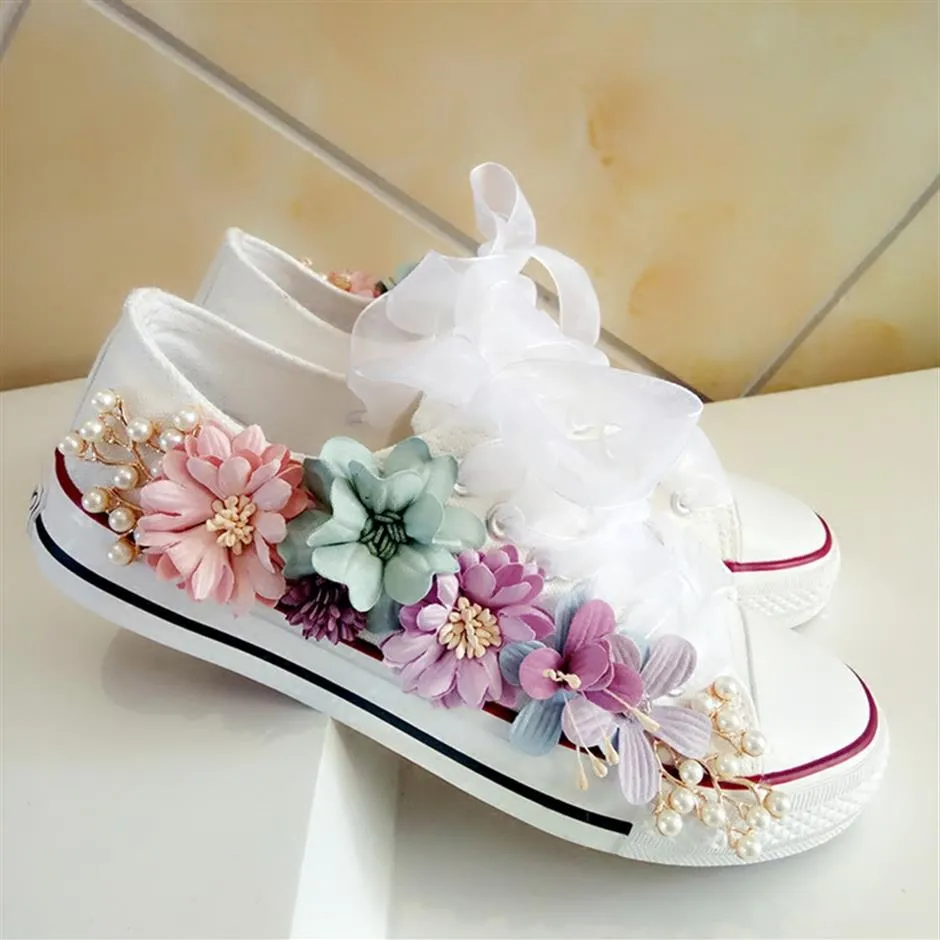 Scarpe da sposa rustiche Donna Fiori fatti a mano Perle Sneakers Paese Scarpe da sposa piatte Scarpe da ginnastica da ginnastica in tela da damigella d'onore282K