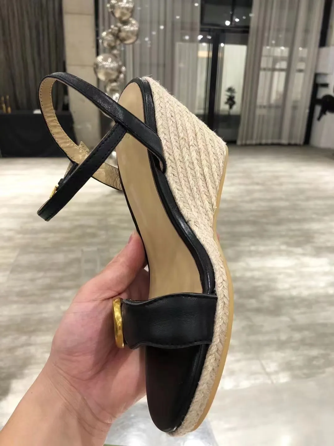 Сексуальные каблуки сандалии скользят дизайнерские женские дизайнерские сандалии дизайнерские обувь женщина сандалии летние сандалии 100% кожаные пряжки 5 цветных женских туфель