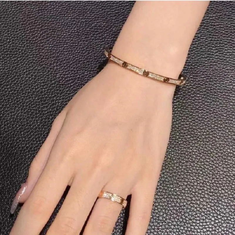 Skruvmejselarmband Designer Full Sky Star Armband Gold Diamond Luxury Advanced Materials smycken Bredd Dold Inlay Armband Womens Diamond
