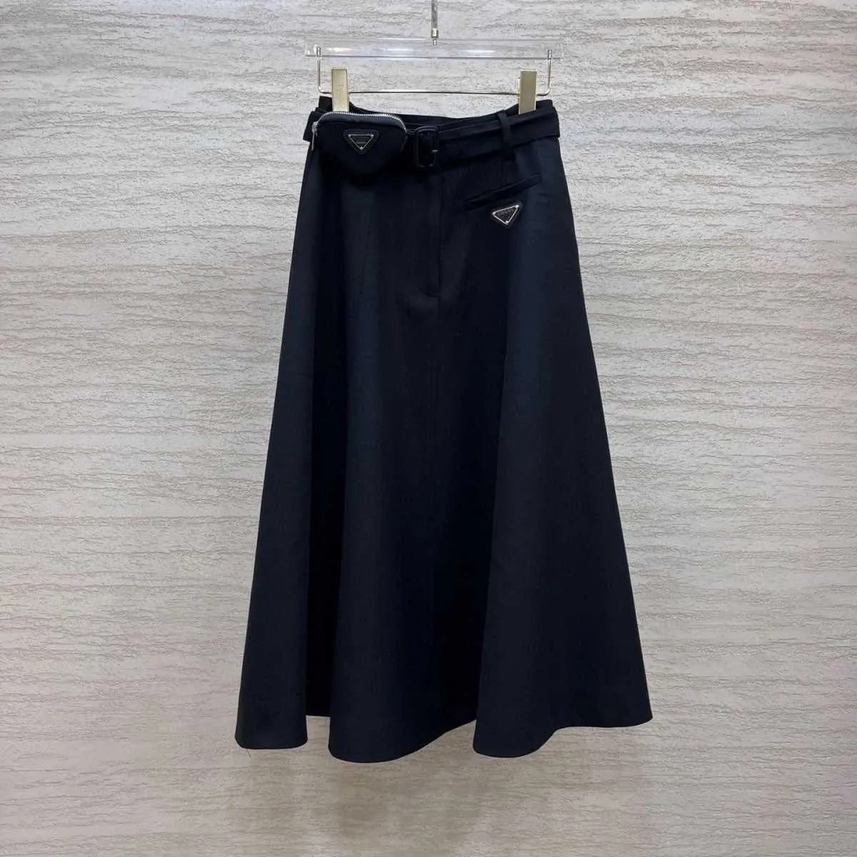 Cinturón negro de verano para mujer Fanny pack falda larga de sarga, tela de sarga antiarrugas que no se encoge, versión casual suelta de la moda todos los días.