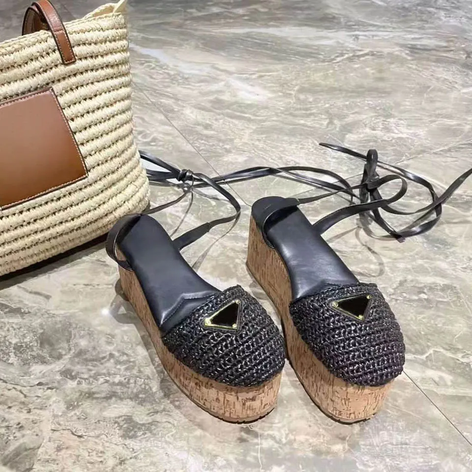Designer-Luxus-Sandalen für Damen zum Hineinschlüpfen mit goldfarbener Schnalle zum Hineinschlüpfen in Schwarz und Braun für den Pool, lässige Damen-Sandalen