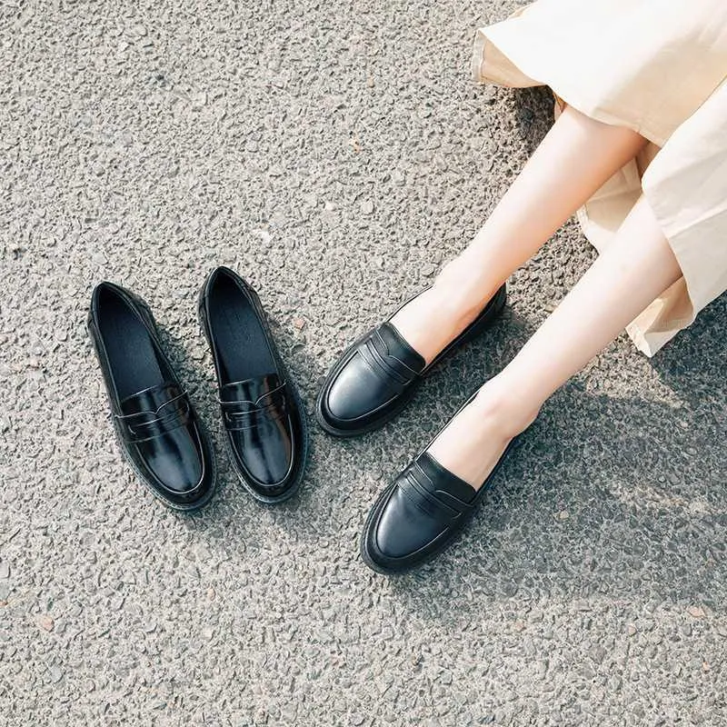 Kleidschuhe Japanischer College-Stil Mädchen schwarze Oxfords Lackleder matte Slip-on-Loafer 2020 neueste ausgeschnittene Creepers Studentenschuhe Damen L230724