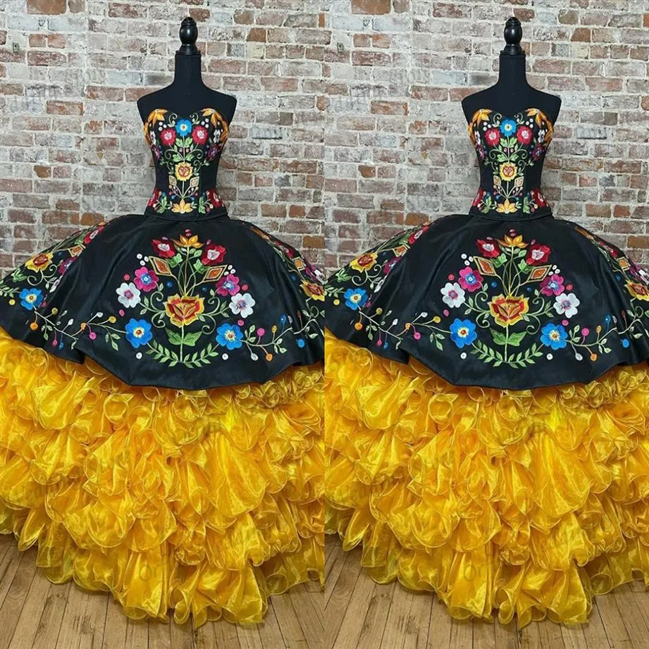 2022 Vintage Schwarz Gelb Quinceanera Kleider Mexikanischer Stil Blumen Gestickte Rüschen Trägerlos Schnürung Süße 15 Mädchen Charro273L