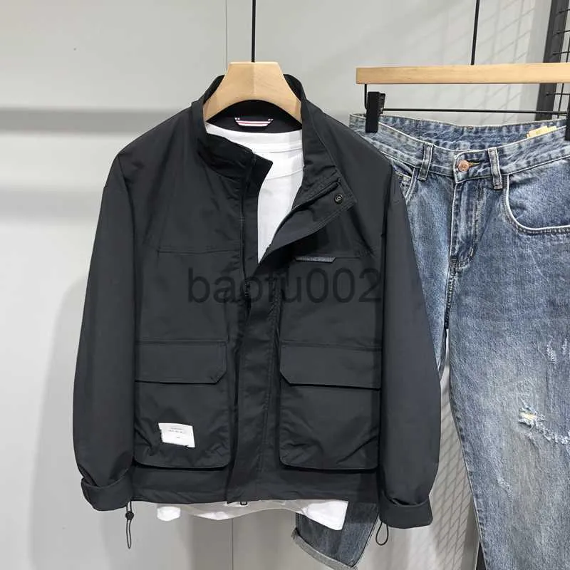 Chaquetas de los hombres de estilo coreano chaqueta delgada ocasional de los hombres de primavera 2022 nuevo cuello alto de bolsillo grande de moda abrigo delgado ropa de marca masculina negro blanco J230724