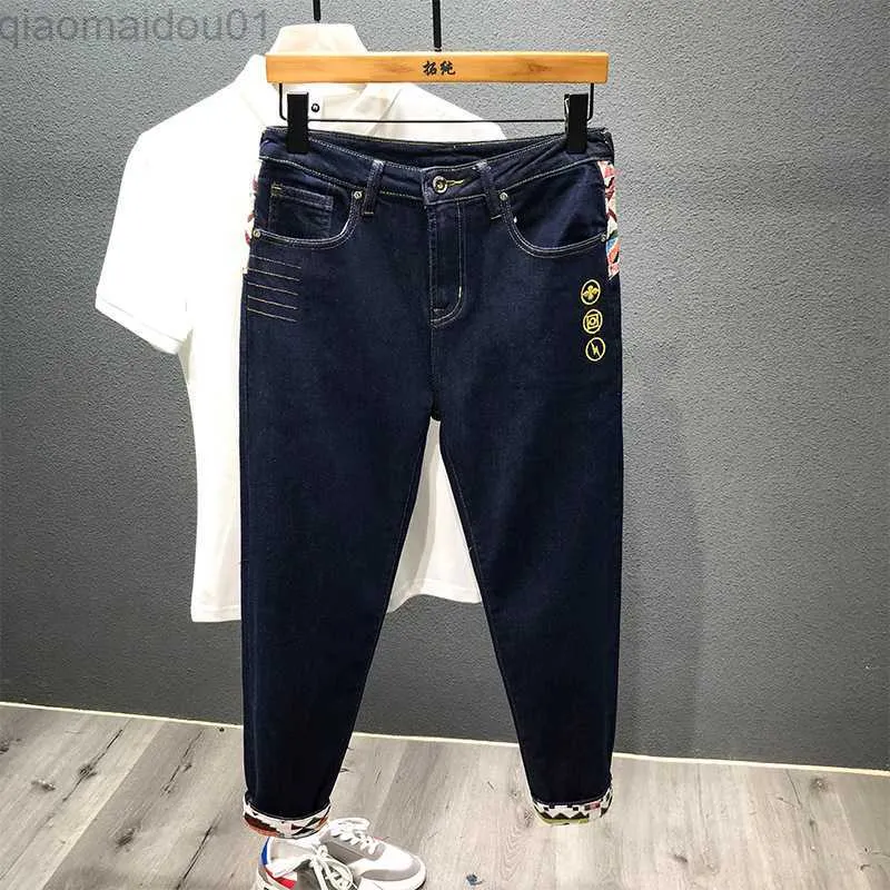 Mäns jeans märker män kläder mode smala jeans broderi sömmar enkelt japanska streetwear marinblå denim lastbyxor l230724