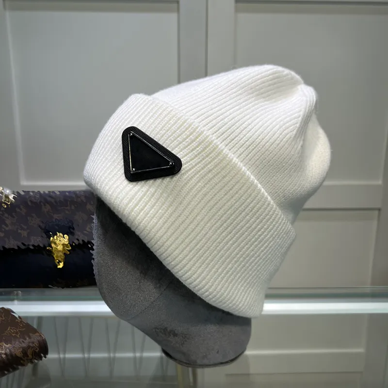 Luxurys Designer Fleece Hat Classic Winter Universal Cashmere Letter Casual Outdoor Brim Knit Hat Warm Multicolor Fashion Fleece Hat