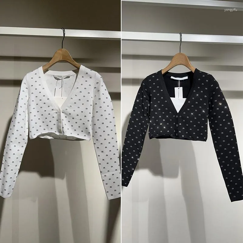 Giacche da donna di alta qualità 2023 primavera / estate lettera incorporata diamante scollo a V maglione corto lavorato a maglia cardigan a maniche lunghe da donna slim fit