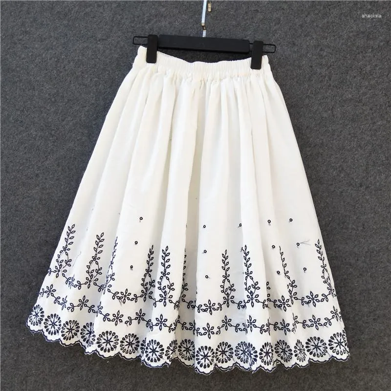 Spódnice 2023 Haftowane bawełniane bawełniane spódnica na środkowej długości kobiety biała wielka huśtawka bajka plisowana