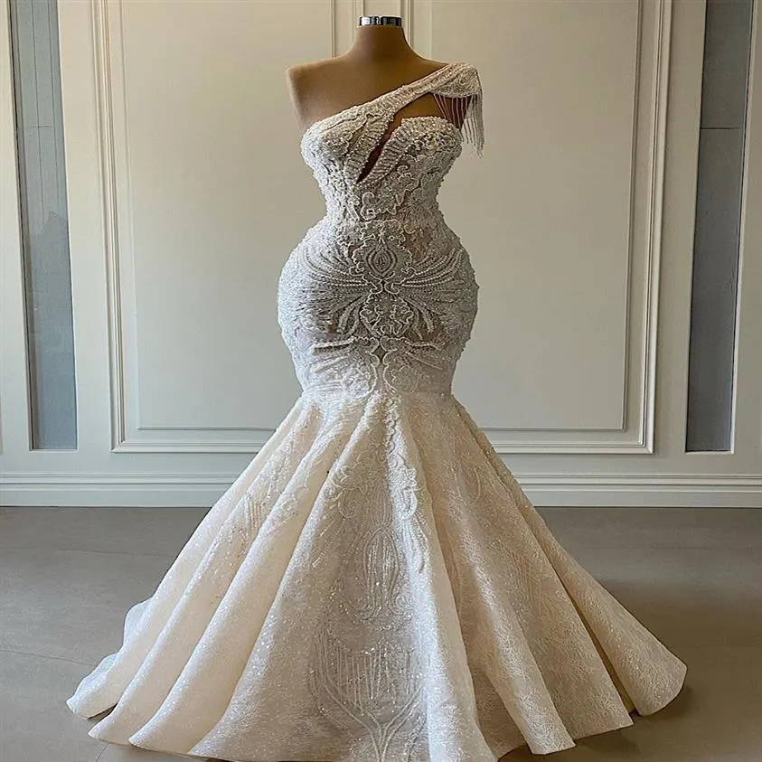 2020 Plus Size Arabisch ASO EBI LUFTER luxuriöser Spitze Perlen -Brautkleider Eine Schulter Meerjungfrau Brautkleider Vintage Hochzeitskleider ZJ052931