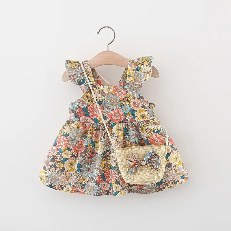 Robes de fille Robe de bébé d'été Vintage Garden Flower Flying Sleeve avec sac de paille 230724