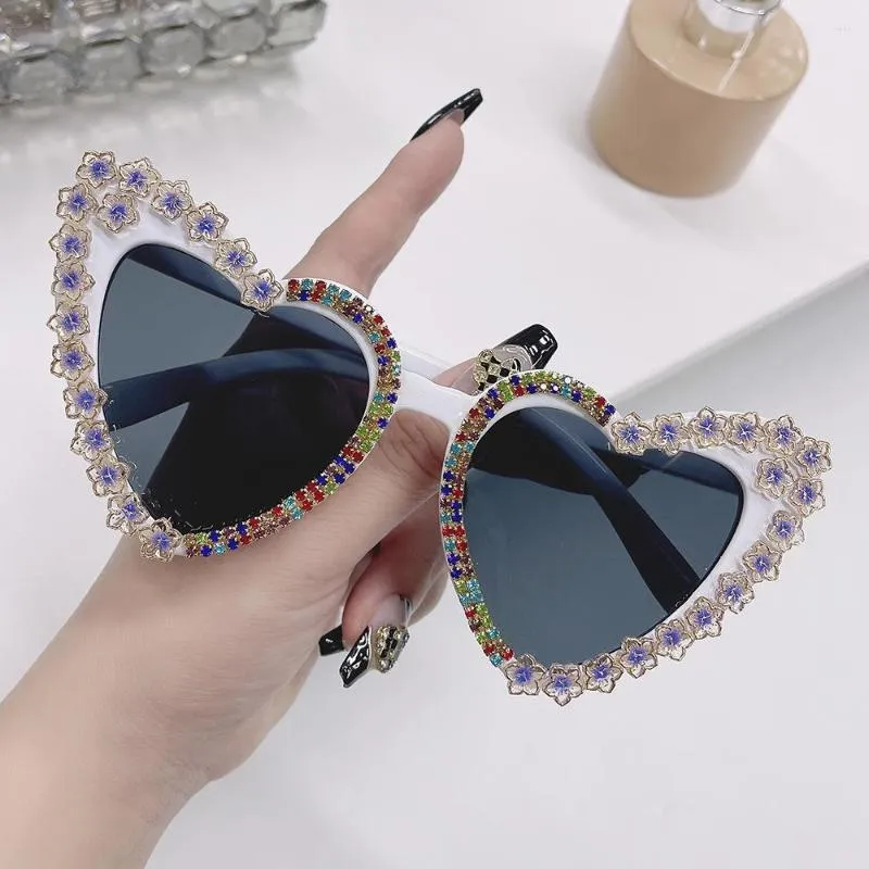 Lunettes de soleil Mosengkw à la mode coeur strass femmes personnalité perfom fête fleur diamant lunettes