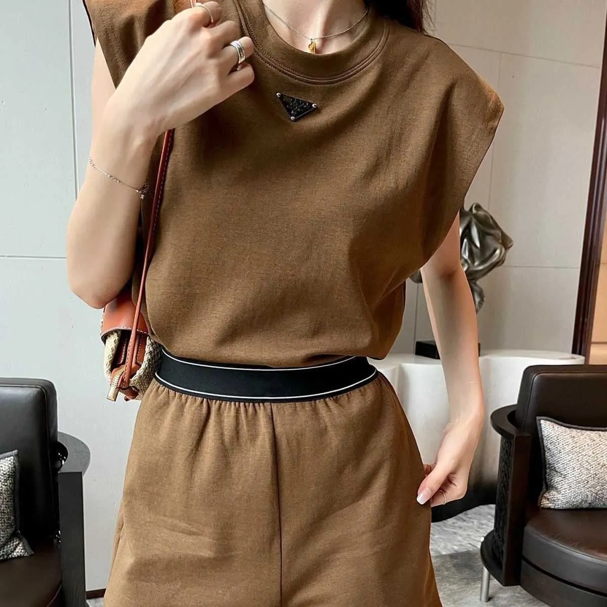 Summer women's sleeveless short sleeve shorts casual fashion suit, acrylic fabric soft and comfortable, loose version of leisure fashion.