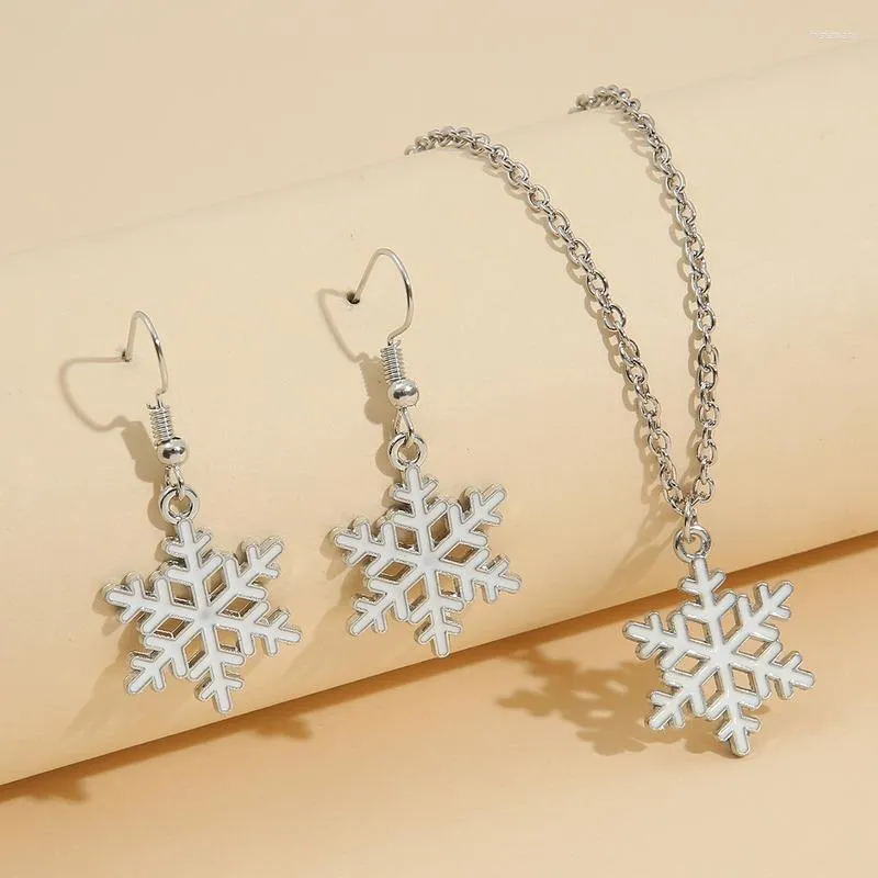Halskette Ohrringe Set europäischen und amerikanischen Winter einfache hohle Weihnachtselemente Schneeflocke Großhandel
