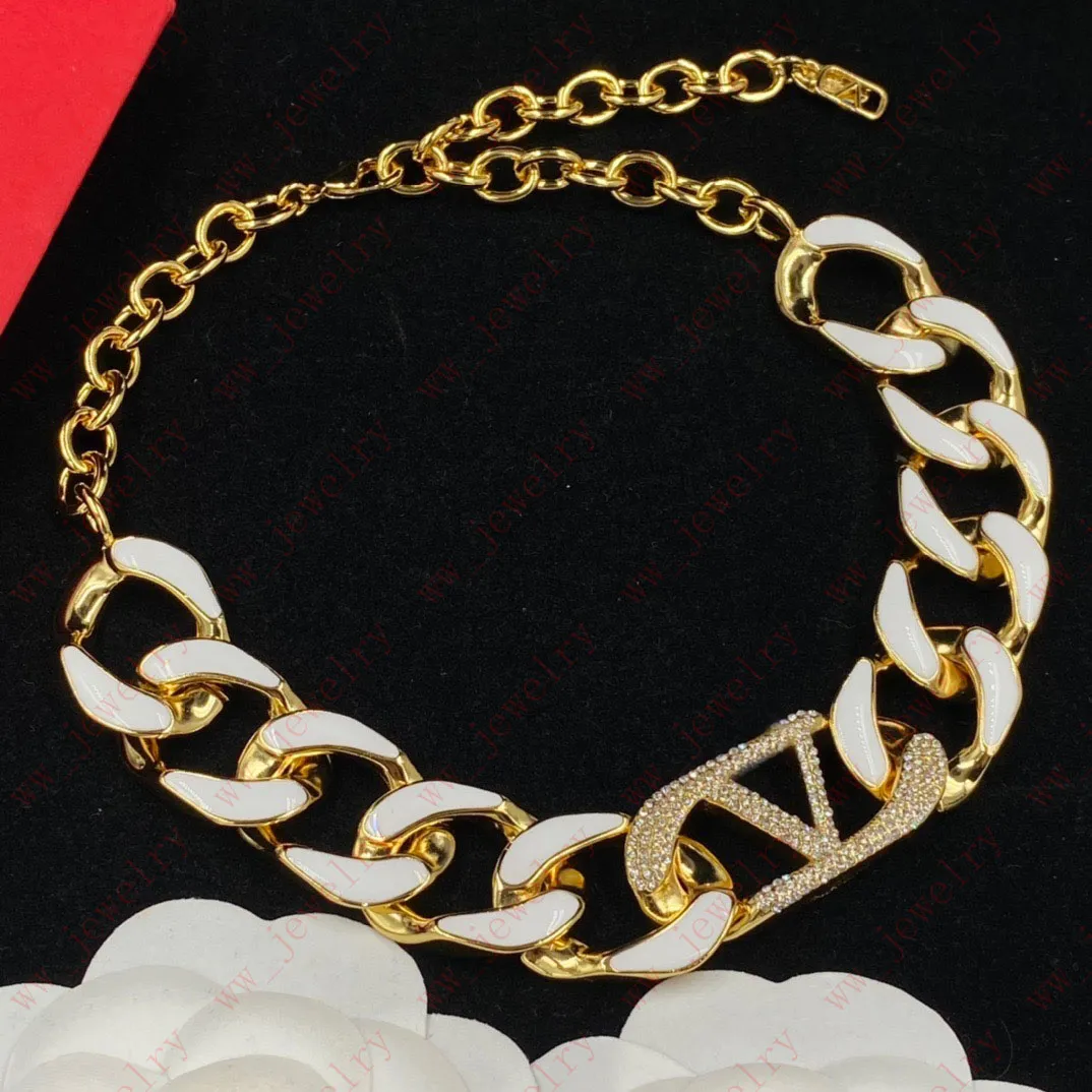 Ouro micro cravejado com letras de diamante pesado colar de corrente larga feito à mão, colar feminino, punk retrô tendência da moda de luxo corrente de clavícula sênior, presentes