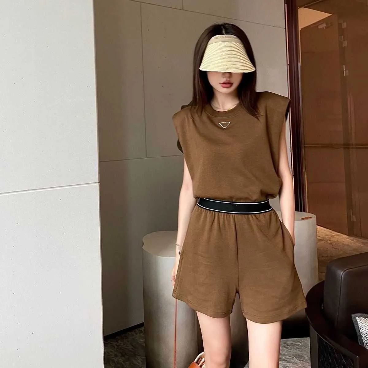 Summer women's sleeveless short sleeve shorts casual fashion suit, acrylic fabric soft and comfortable, loose version of leisure fashion.