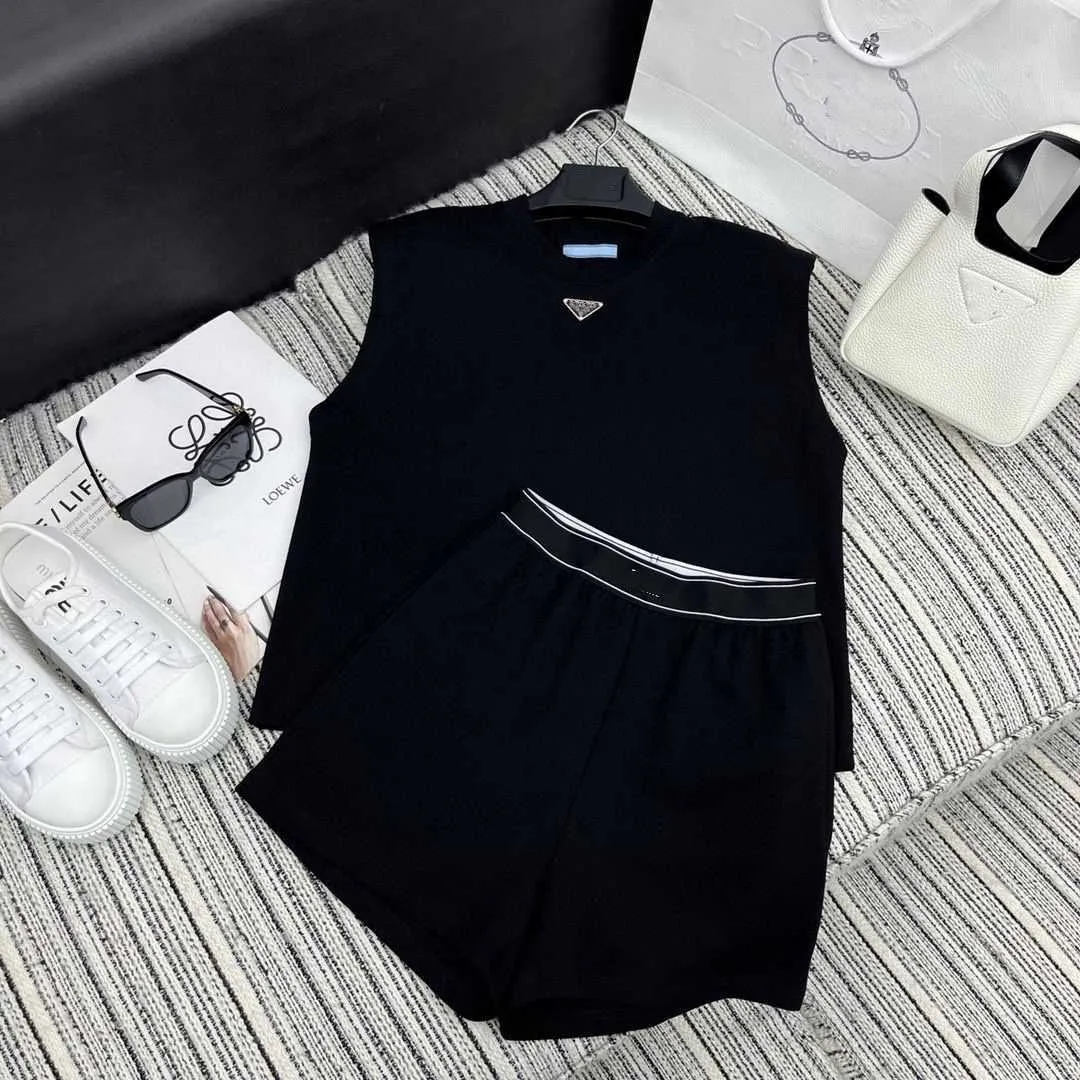 Summer women's sleeveless short sleeve shorts casual fashion suit, acrylic fabric soft and comfortable, loose version of leisure fashion.