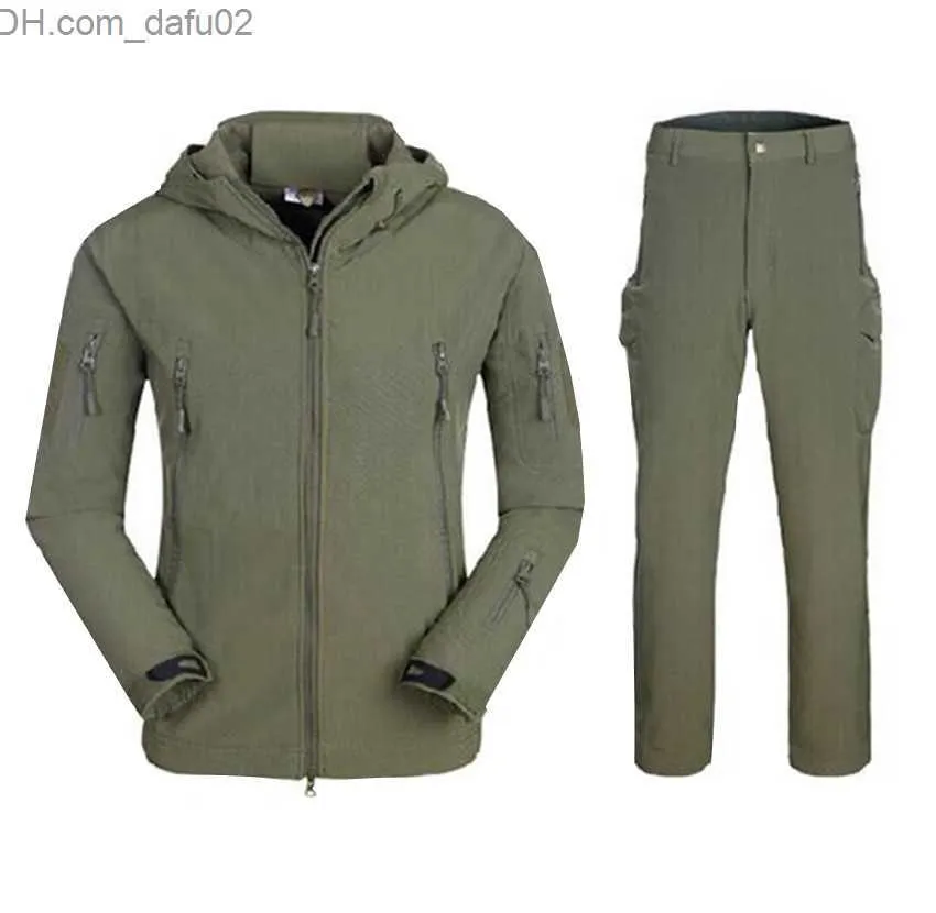 Tute da uomo Set giacca invernale da uomo militare Set di pantaloni giacca isolante in lana polare mimetica soft shell da uomo Z230724