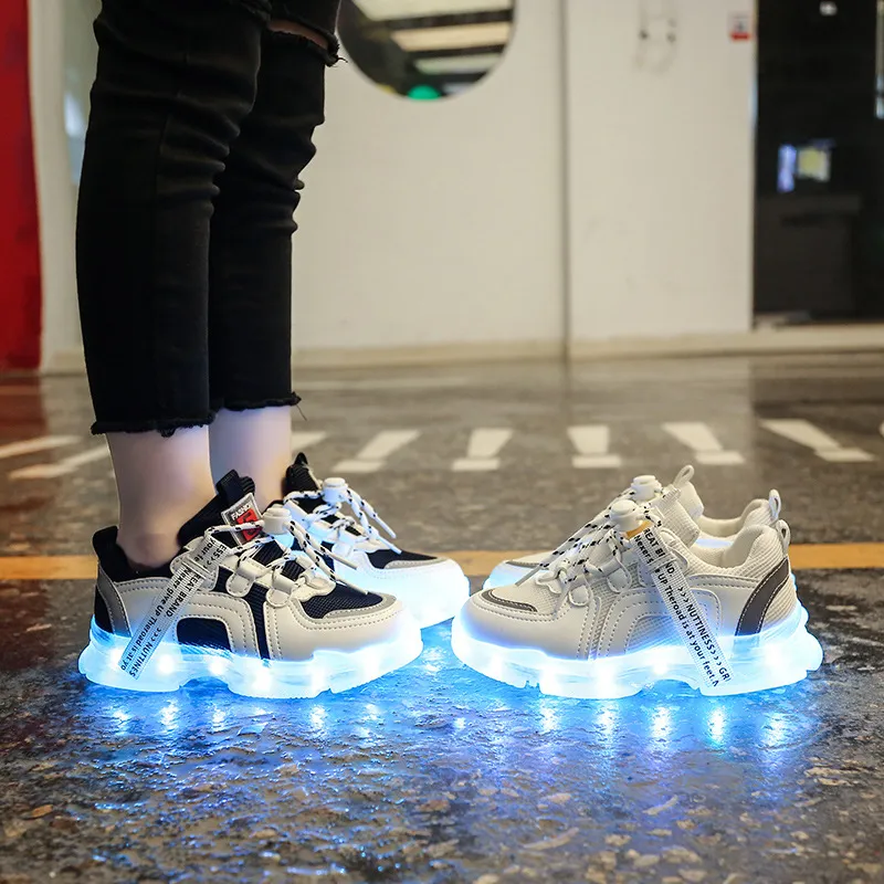 Sapatos de carga USB para crianças para Grils Luminous Mesh respirável Chirldren Boys Antiderrapante Light Up Shoes Tênis LED brilhante tamanho 25-36