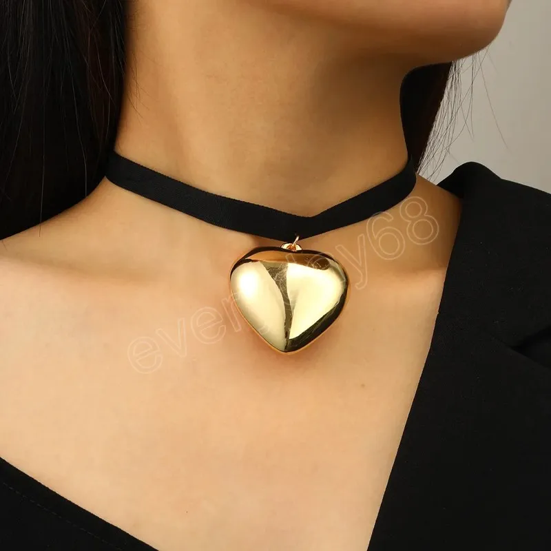 Преувеличенное ожерелье для подвесного кофера Big Heart Choker Black Velvet Corlem